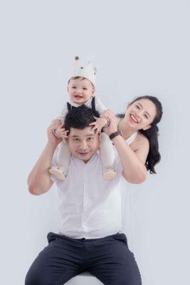 Chụp ảnh gia đình trong studio 